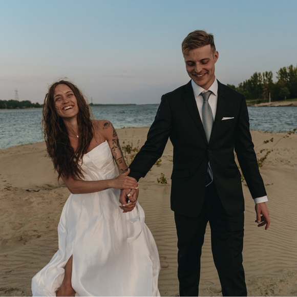 Welcome to our closet✨ - Picture 3 of 10